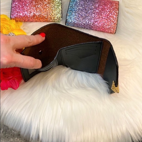 NEW! Ombre Glitter Heart Trifold Wallet - Picture 4 of 4